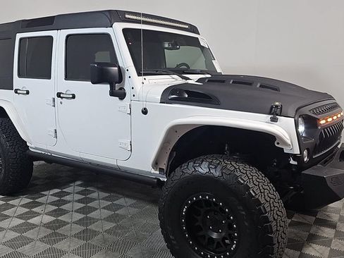 Used 2018 Jeep Wrangler Unlimited Rubicon w/ Connectivity Group AWD/4WD image 3