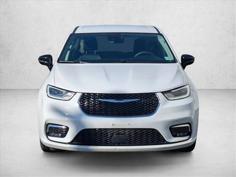 Used 2024 Chrysler Pacifica Touring-L image 2