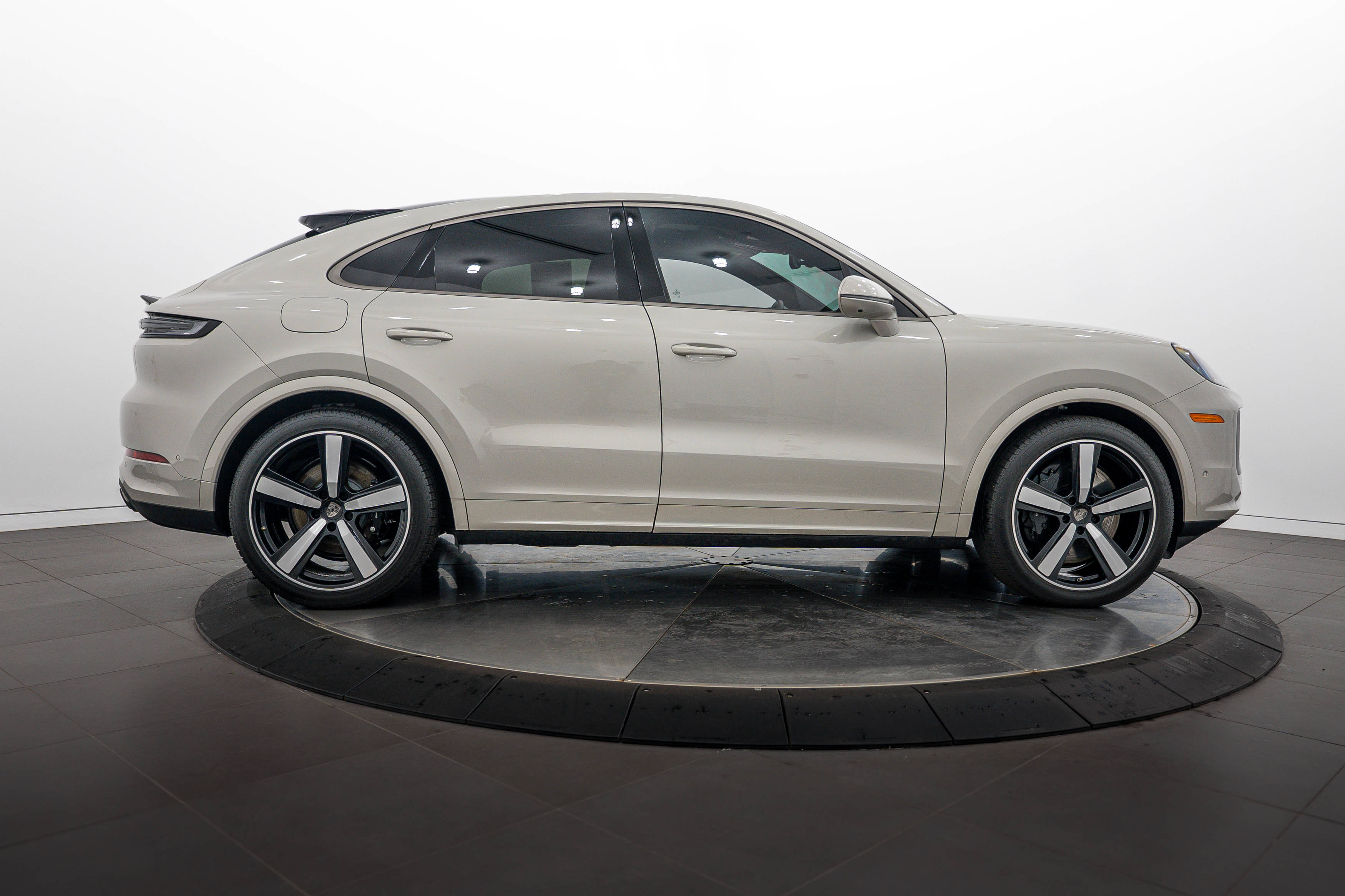Certified 2025 Porsche Cayenne Turbo AWD/4WD image 8