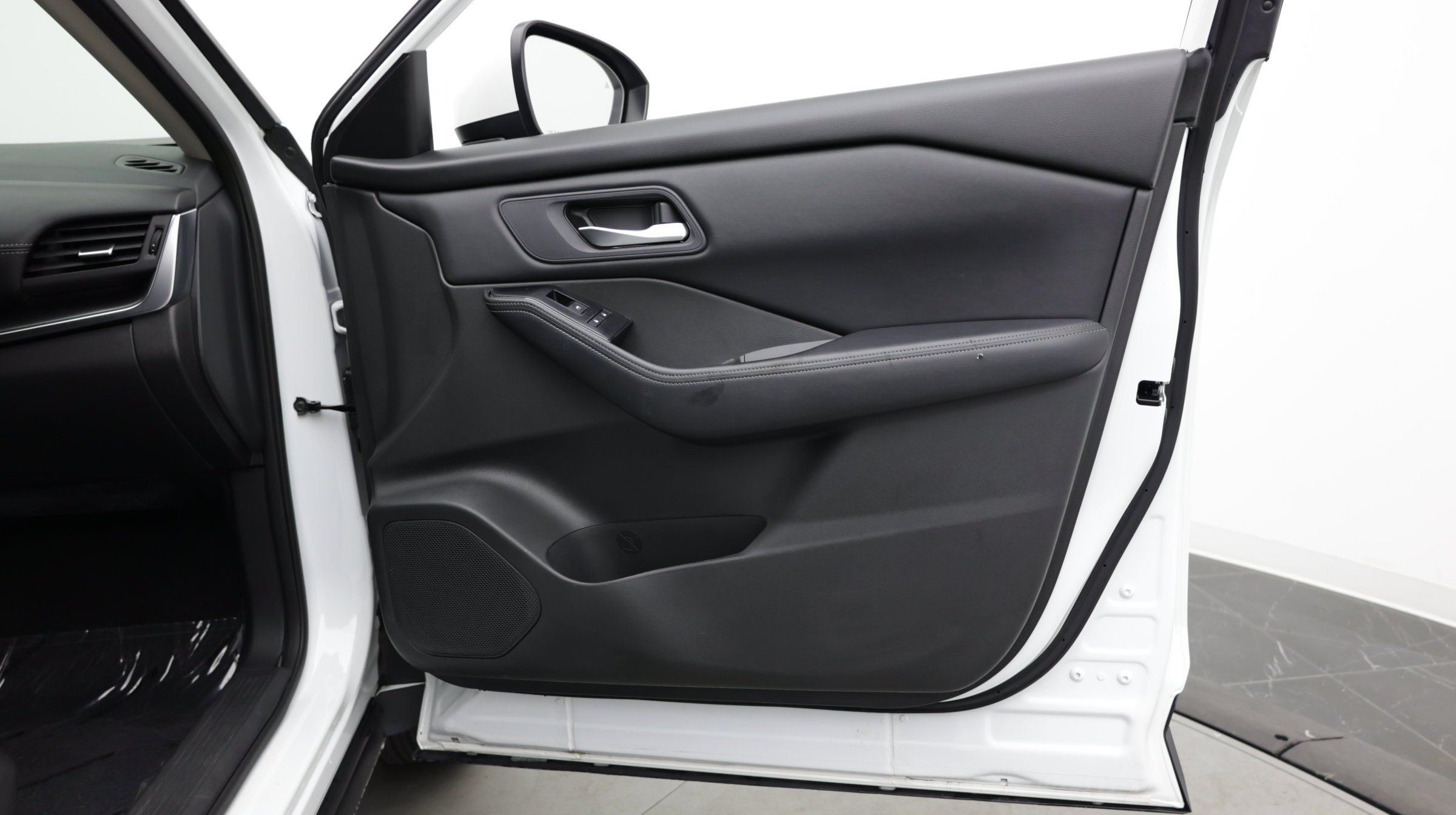 Used 2024 Nissan Rogue SV FWD image 38