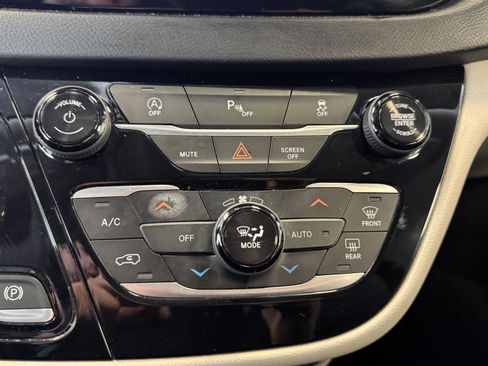 Used 2018 Chrysler Pacifica Touring-L w/ Tire & Wheel Group image 36