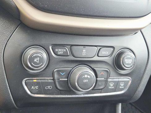 Used 2018 Jeep Cherokee Latitude w/ Cold Weather Group AWD/4WD image 15