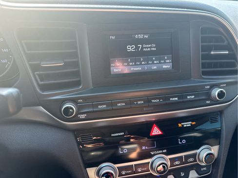 Used 2020 Hyundai Elantra SE w/ Cargo Package (C1) FWD image 9