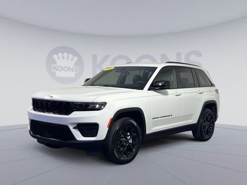 Used 2025 Jeep Grand Cherokee Altitude AWD/4WD image 2