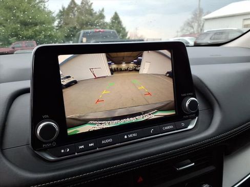 Used 2025 Nissan Rogue SV FWD image 25