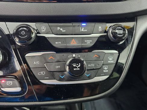 Used 2025 Chrysler Pacifica Select FWD image 23