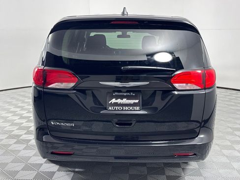 Used 2022 Chrysler Voyager LX image 6