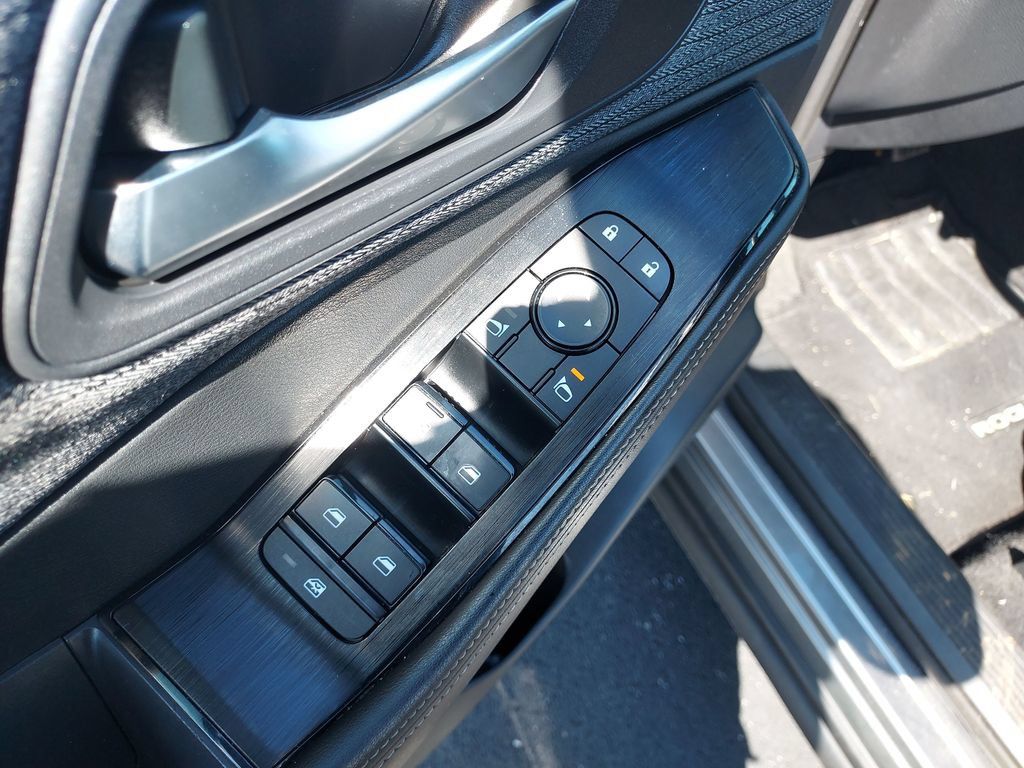Used 2022 Nissan Rogue SV AWD/4WD image 11