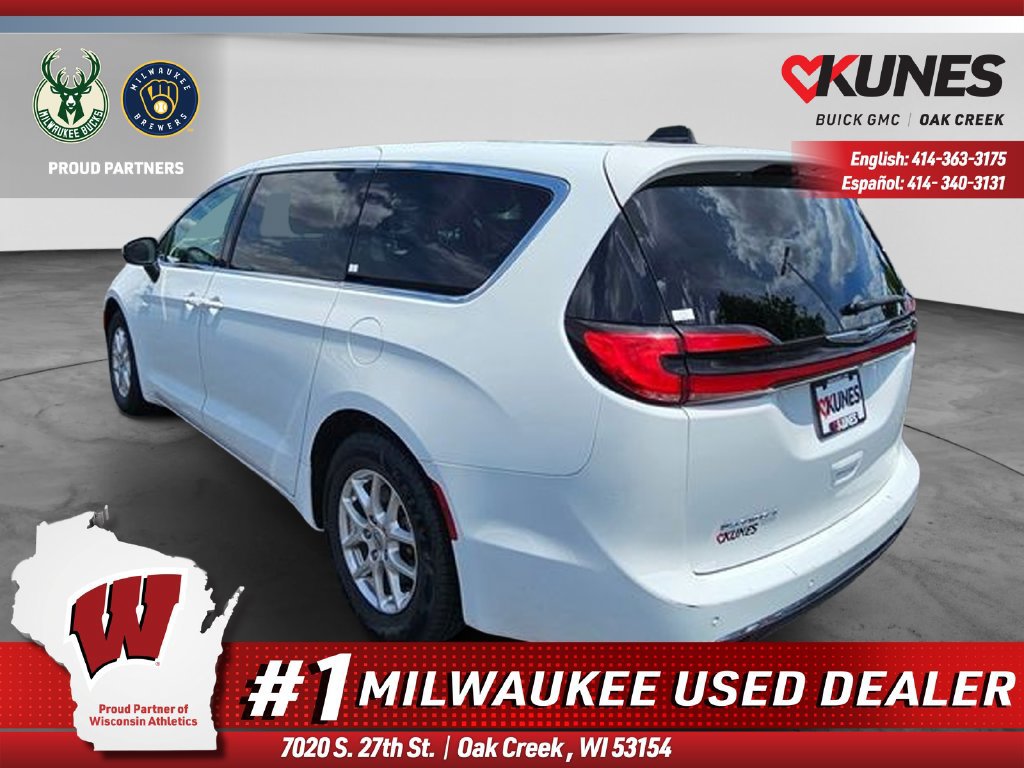 Used 2023 Chrysler Pacifica Touring-L FWD image 5