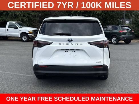 Used 2024 Toyota Sienna LE AWD/4WD image 3