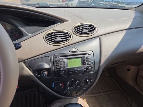 Used 2003 Ford Focus SE FWD image 10