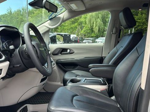 Certified 2024 Chrysler Pacifica Touring-L AWD/4WD image 13