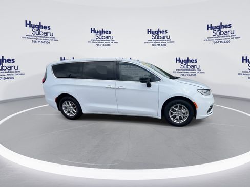 Used 2025 Chrysler Pacifica Select FWD image 3