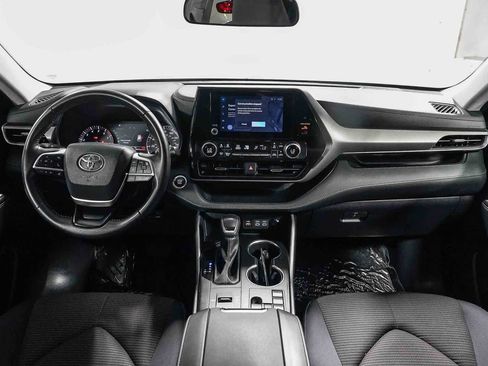 Used 2025 Toyota Highlander LE FWD image 12