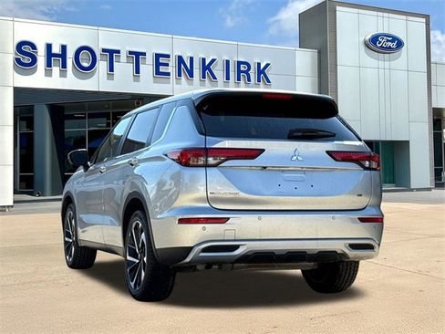 Used 2024 Mitsubishi Outlander SE Black Edition image 6