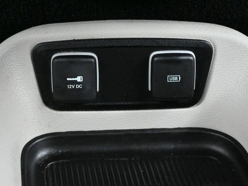 Used 2017 Chrysler Pacifica Touring w/ Tire & Wheel Group FWD image 12