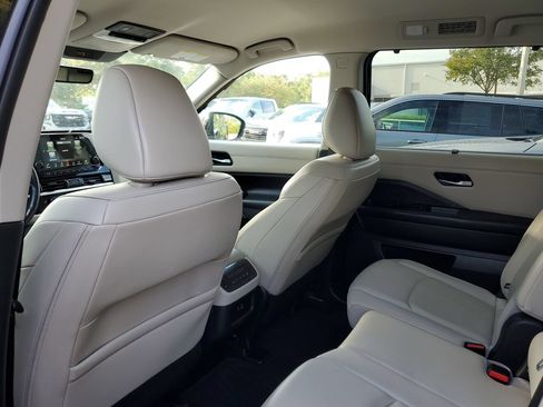 Used 2025 Nissan Pathfinder SL FWD image 9