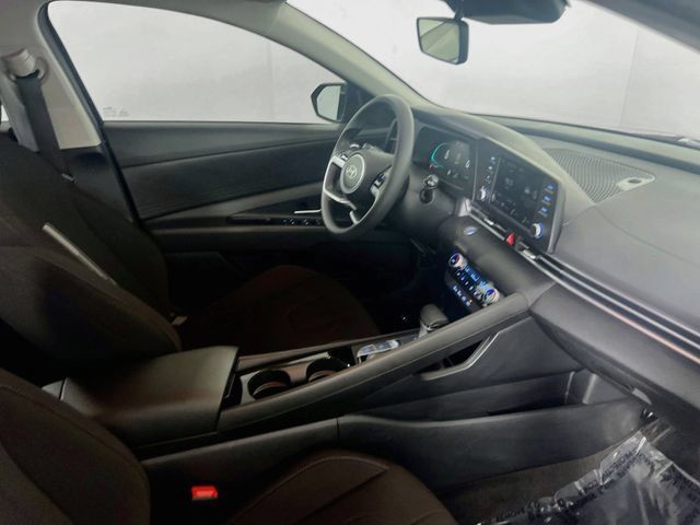 Used 2025 Hyundai Elantra Hybrid FWD image 9