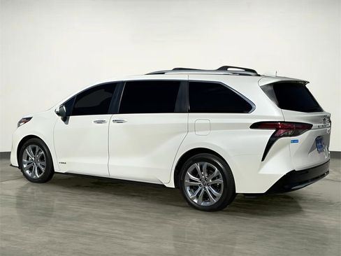 Used 2021 Toyota Sienna Platinum image 4