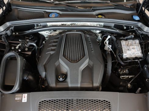 Certified 2026 Porsche Macan AWD/4WD image 26