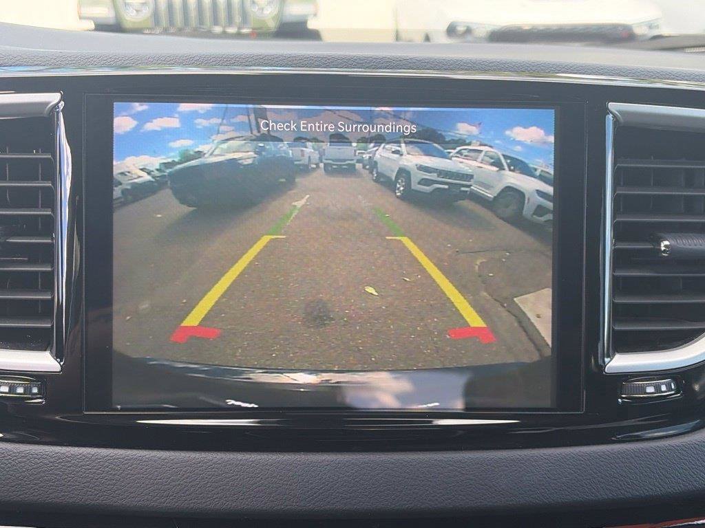Used 2024 Chrysler Pacifica Touring-L FWD image 23