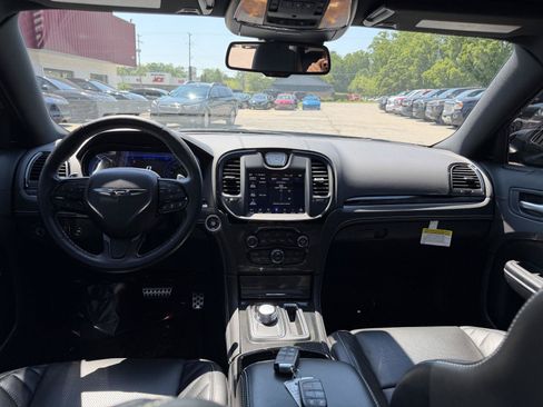 Used 2023 Chrysler 300 C RWD image 31