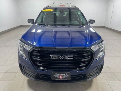 Used 2023 GMC Terrain SLE w/ Driver Convenience Package FWD image 2