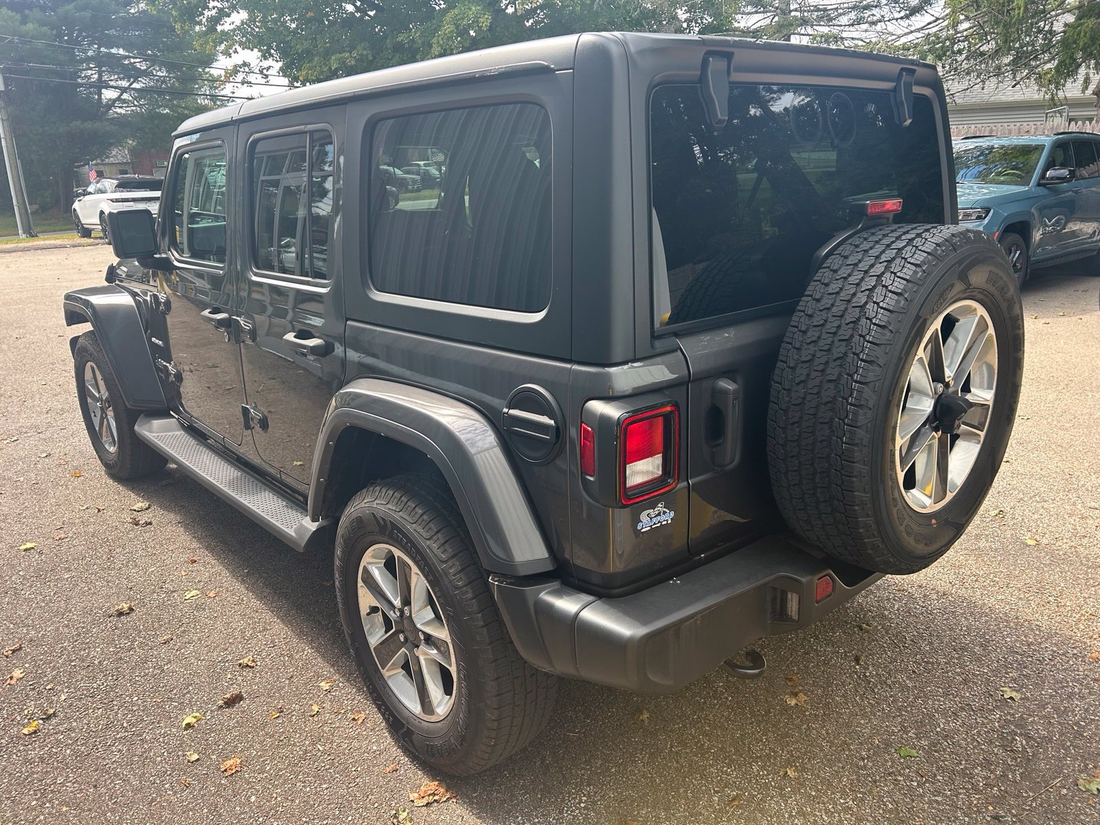 Used 2022 Jeep Wrangler Unlimited Sahara w/ Cold Weather Group AWD/4WD image 7