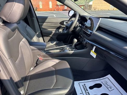 New 2026 Jeep Compass Latitude image 10