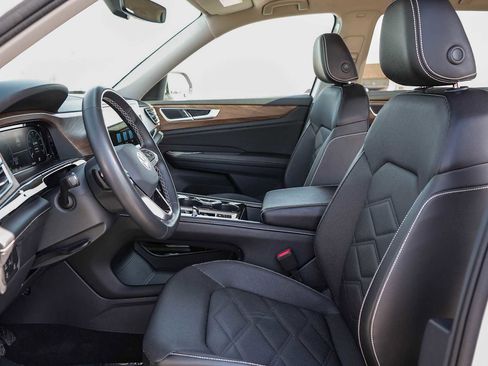 Certified 2024 Volkswagen Atlas SE image 17