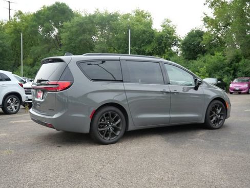 Used 2025 Chrysler Pacifica Limited FWD image 5