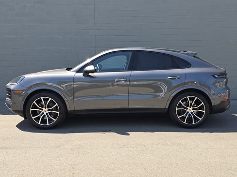 Certified 2025 Porsche Cayenne Coupe image 2