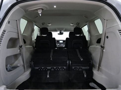 Used 2023 Chrysler Voyager LX image 27