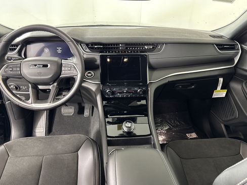 New 2025 Jeep Grand Cherokee Altitude image 12