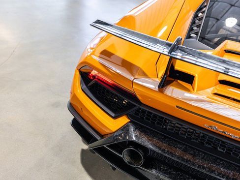 Used 2018 Lamborghini Huracan Performante AWD/4WD image 24