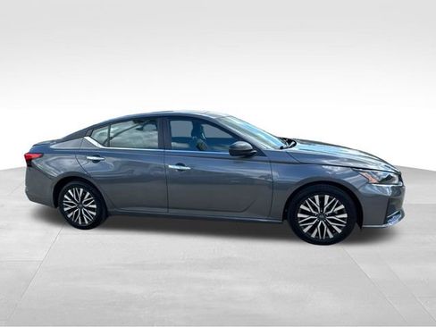 Used 2025 Nissan Altima 2.5 SV image 12