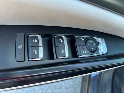 Used 2024 Kia Carnival LX image 18