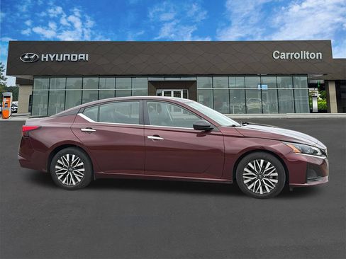 Used 2025 Nissan Altima 2.5 SV FWD image 4