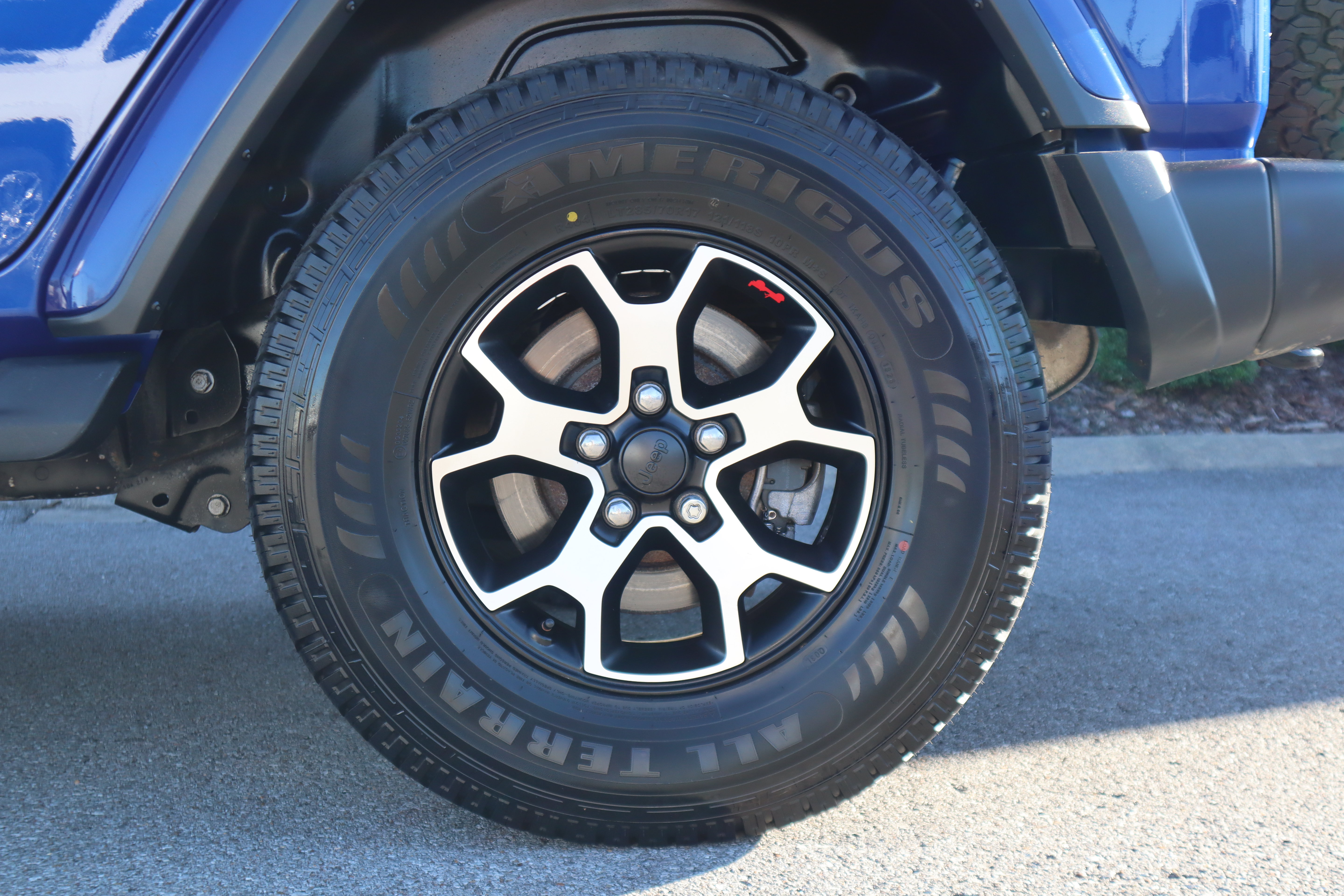 Used 2018 Jeep Wrangler Unlimited Sahara w/ Dual Top Group AWD/4WD image 11
