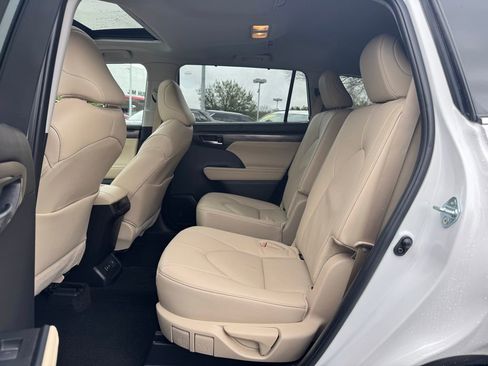 Used 2024 Toyota Highlander Limited image 18
