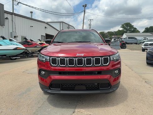 Used 2025 Jeep Compass Latitude AWD/4WD image 3