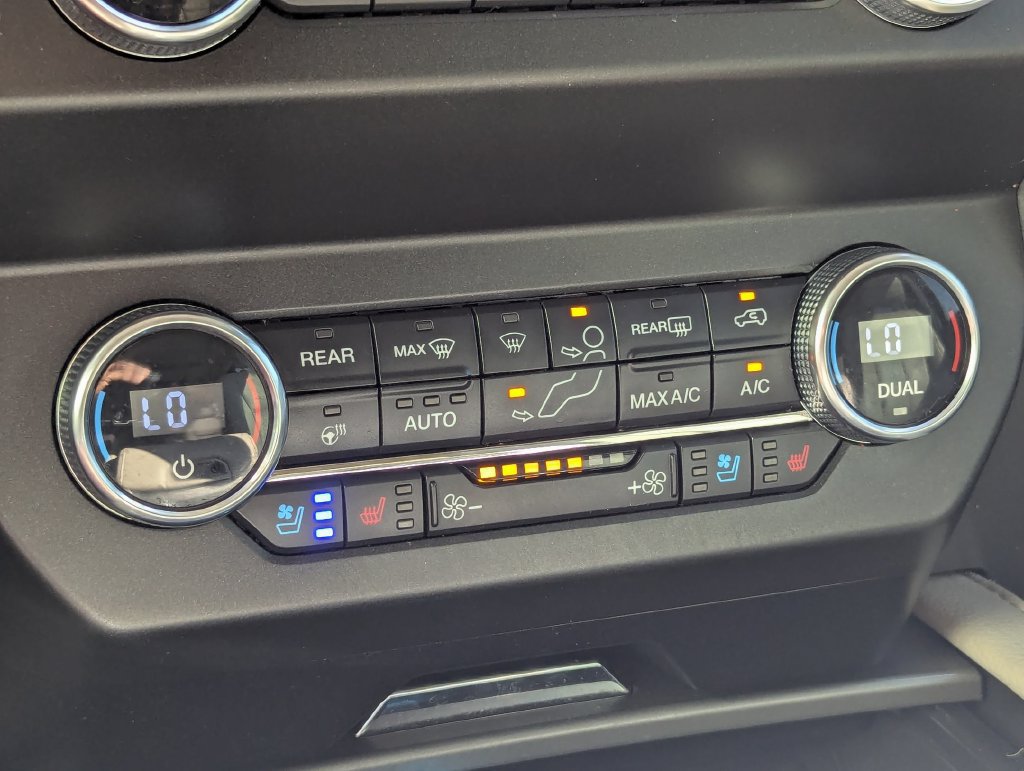 Used 2020 Ford Expedition XLT w/ Equipment Group 202A AWD/4WD image 20
