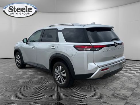 Used 2025 Nissan Pathfinder SL FWD image 3