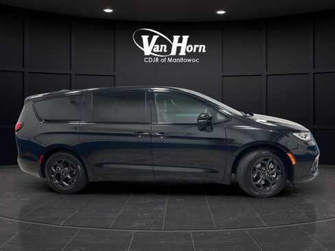 Used 2023 Chrysler Pacifica Limited w/ Uconnect Theater Family Group FWD image 8