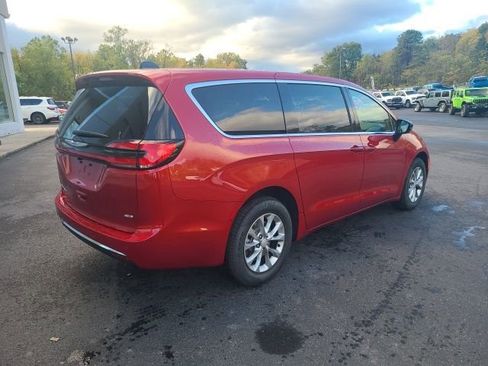 New 2026 Chrysler Pacifica Select image 5