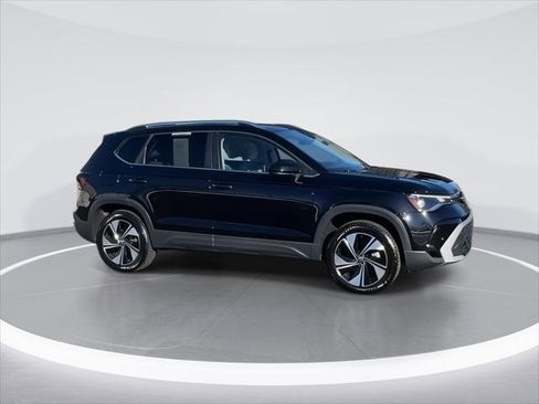 Used 2025 Volkswagen Taos SE AWD/4WD image 9