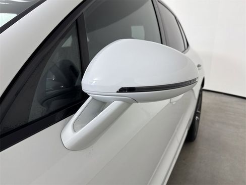 Certified 2025 Porsche Macan image 12