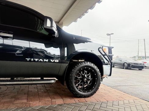 Used 2019 Nissan Titan SV w/ SV Convenience Package image 19