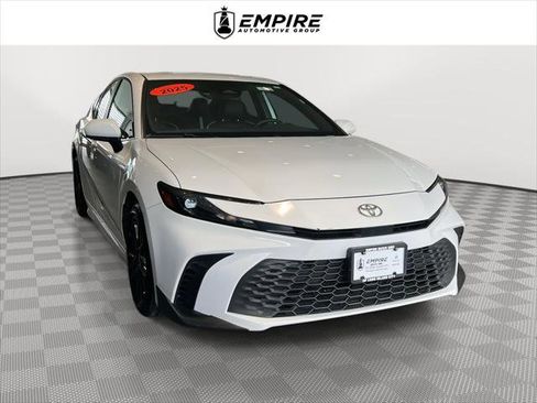 Used 2025 Toyota Camry SE image 1