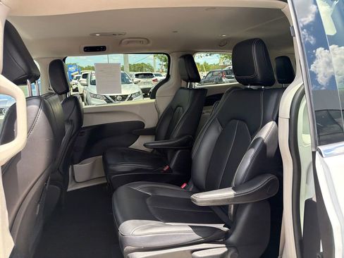 Used 2024 Chrysler Pacifica Limited FWD image 17